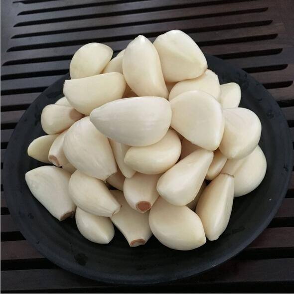 The type of garlic peeling machine is different and the principle is different